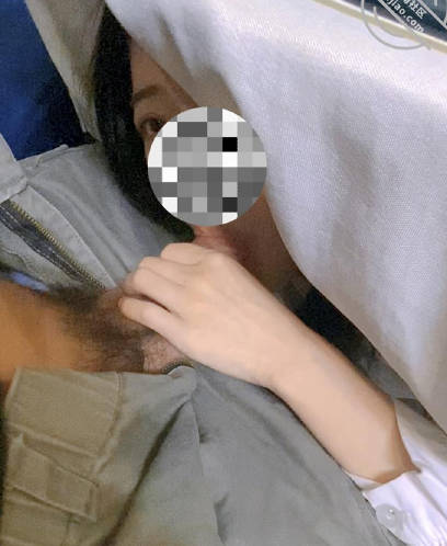 妹妹餐桌下舔食哥哥的肉棒