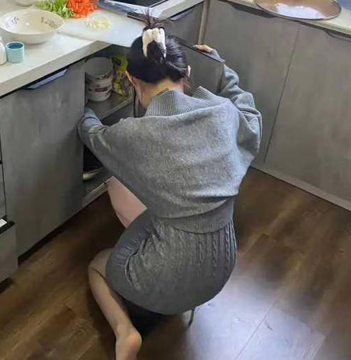 老爸不在家我溜进爸妈房间内射36岁后妈