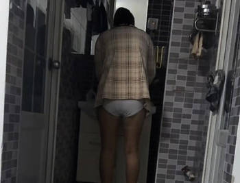 第一次跟老妈在洗脸池前她洗衣服我操逼