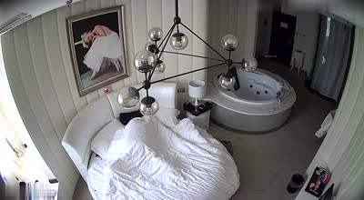 酒店偷拍-年轻小哥晚上酒吧泡个醉酒女早上起来侧入她搞完自己先离开