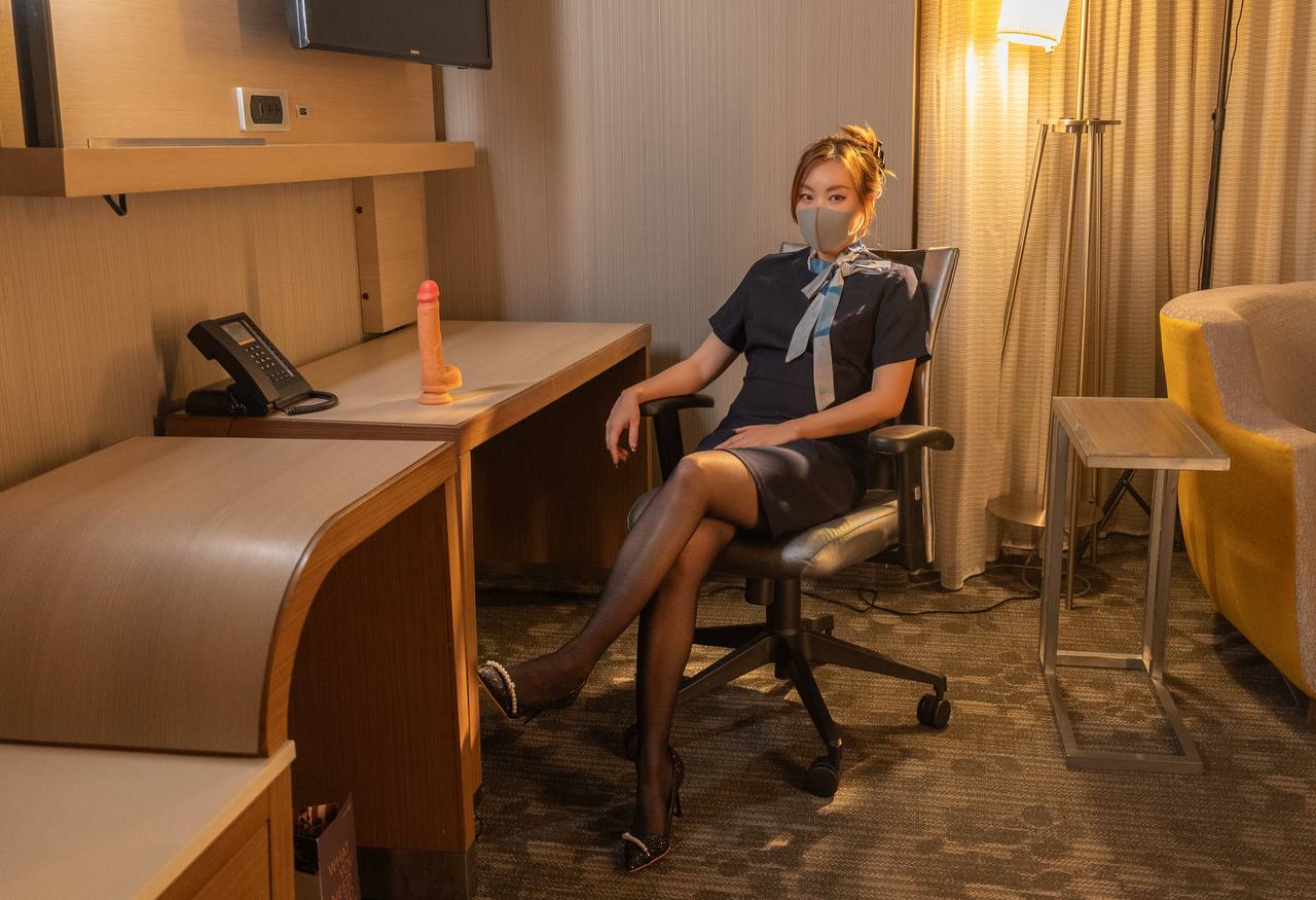 米菲兔 饥渴空姐性瘾来袭，用大肉棒玩具插出小穴白浆