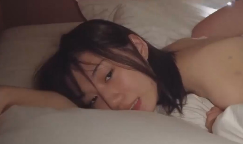 清纯的美眉 一进房被强行推到