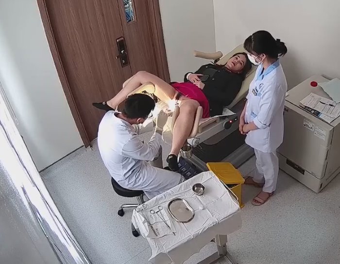 妇科门诊监控偷拍 红裙子美女做妇检