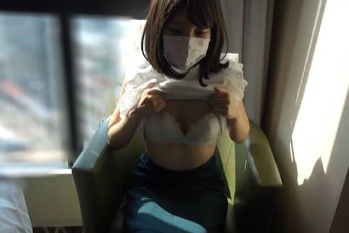 FC2PPV-3202792被路人发现而瑟瑟发抖的已婚女人