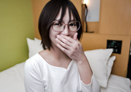 FC2PPV-3305003戴眼镜的勤奋女孩